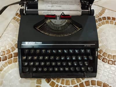 Vintage Silver Reed SR 200 manual typewriter