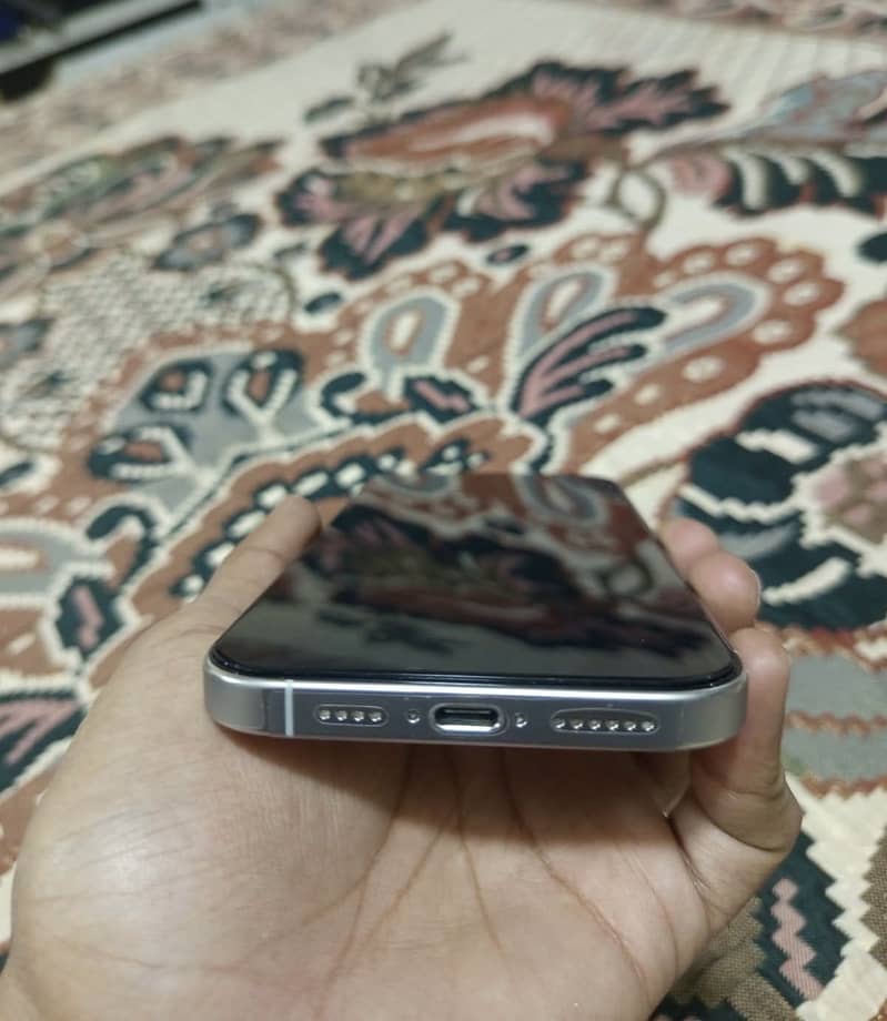Apple iPhone 16 Pro Max 4