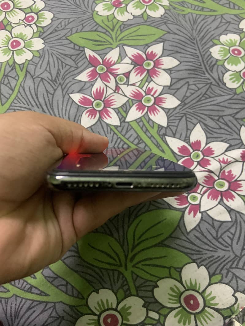 Apple iPhone X 4