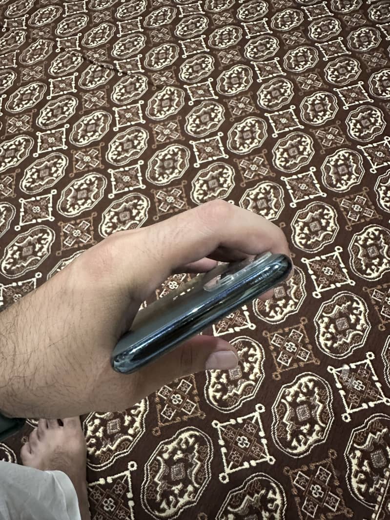 Apple iPhone 11 Pro Max 2