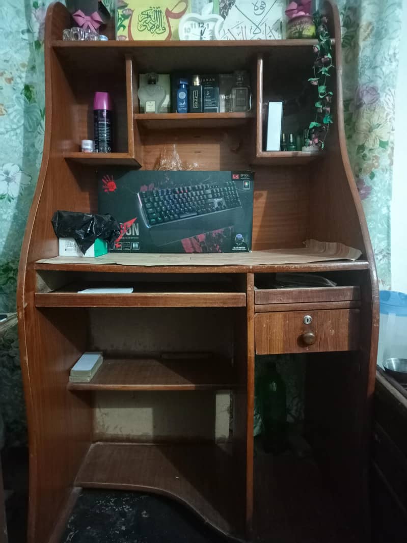 computer table and tv table for both use 0