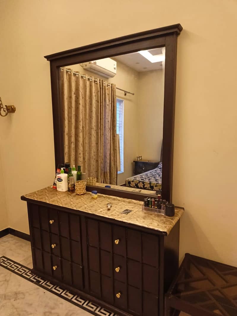 2 Double bed with  dressing table 3