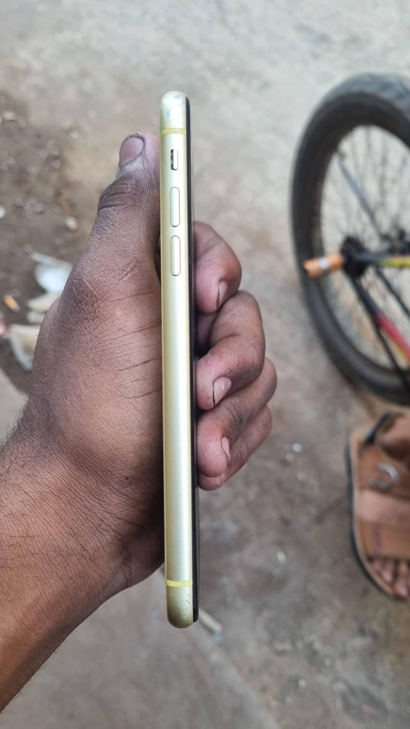 Apple iPhone 11 4