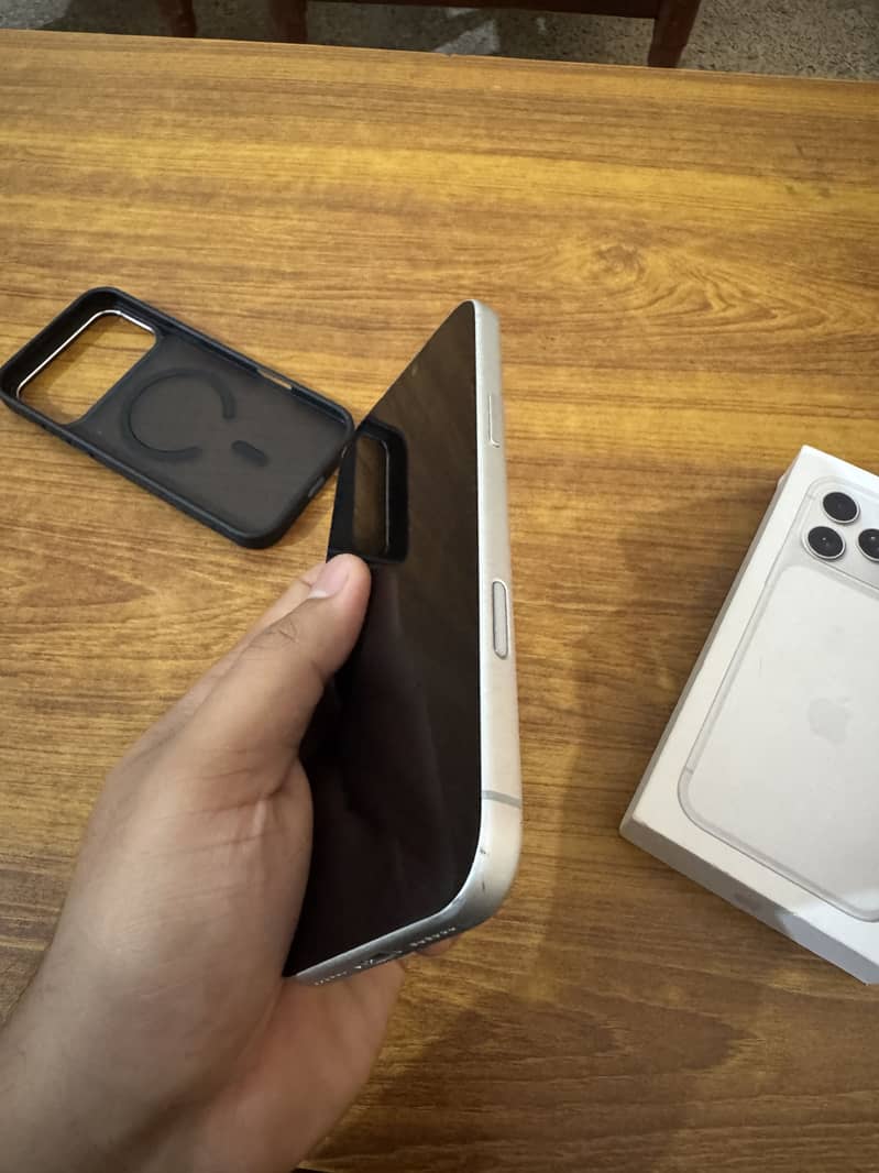 Apple iPhone 17 Pro Max 4