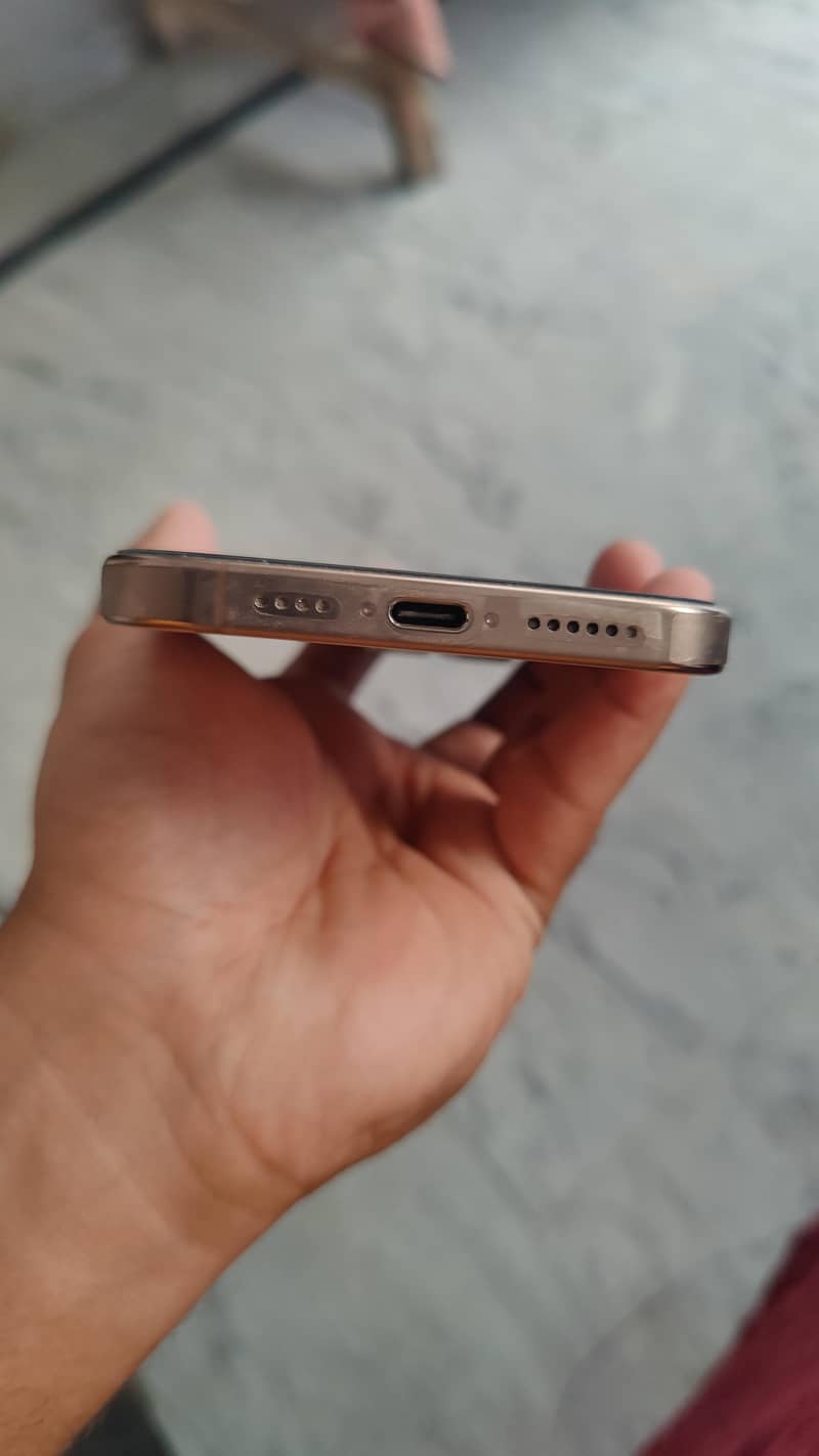 Apple iPhone 16 Pro Max 2