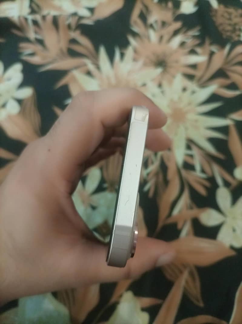 Apple iPhone 13 5