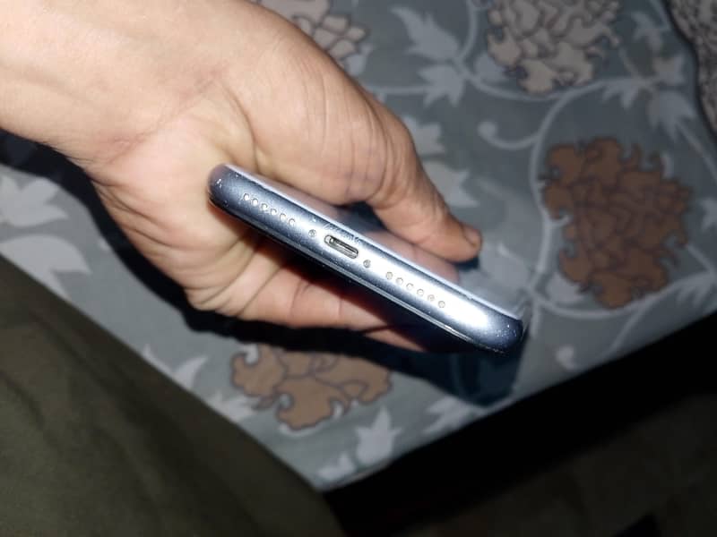 Apple iPhone 11 4