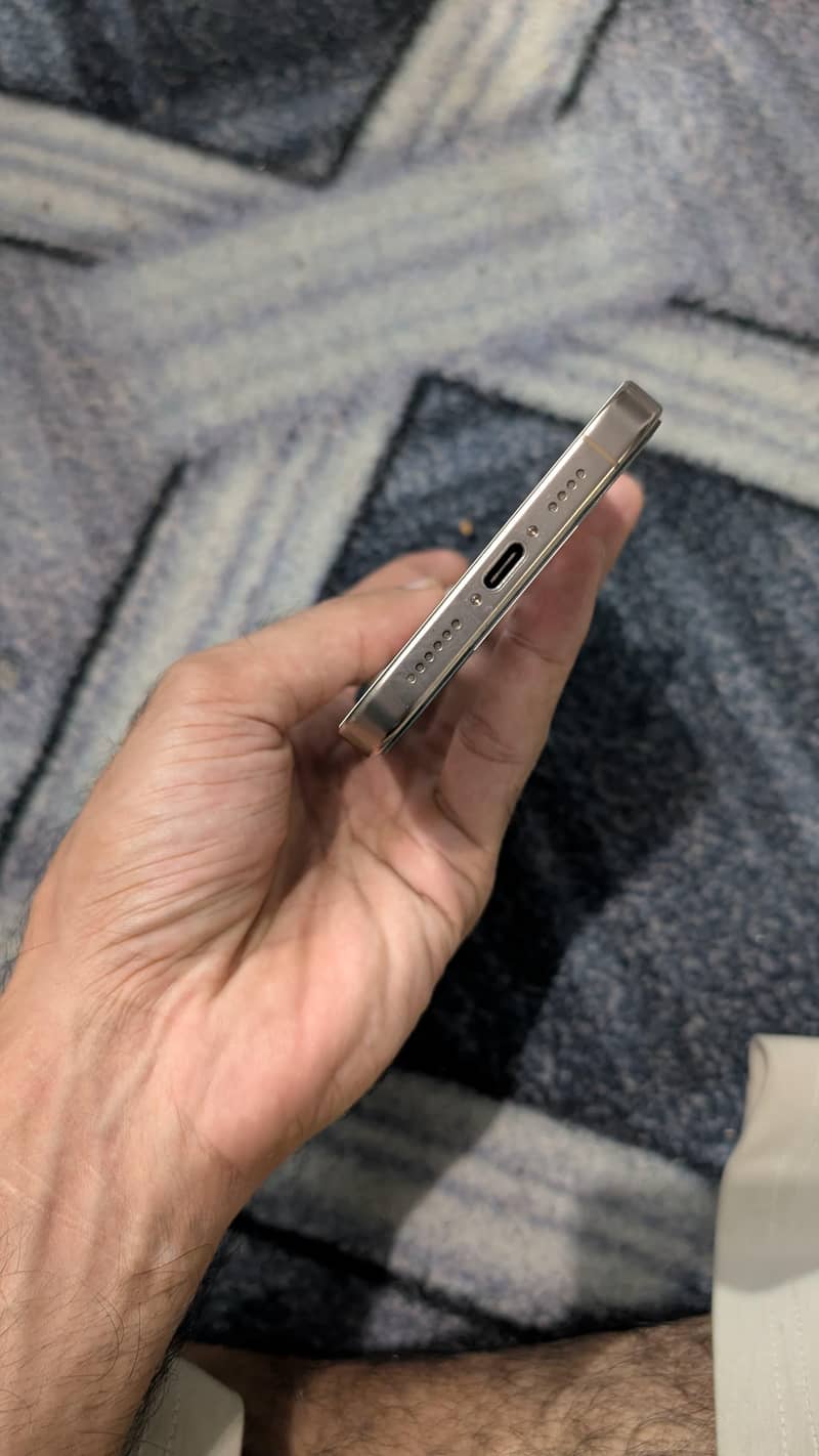 Apple iPhone 16 Pro Max 2