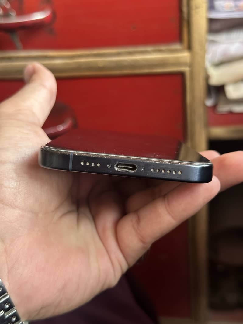 Apple iPhone 15 Pro Max 4