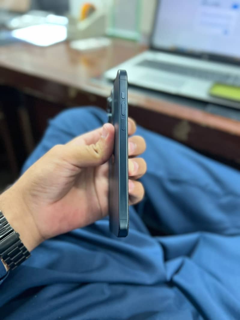 Apple iPhone 15 Pro Max 4