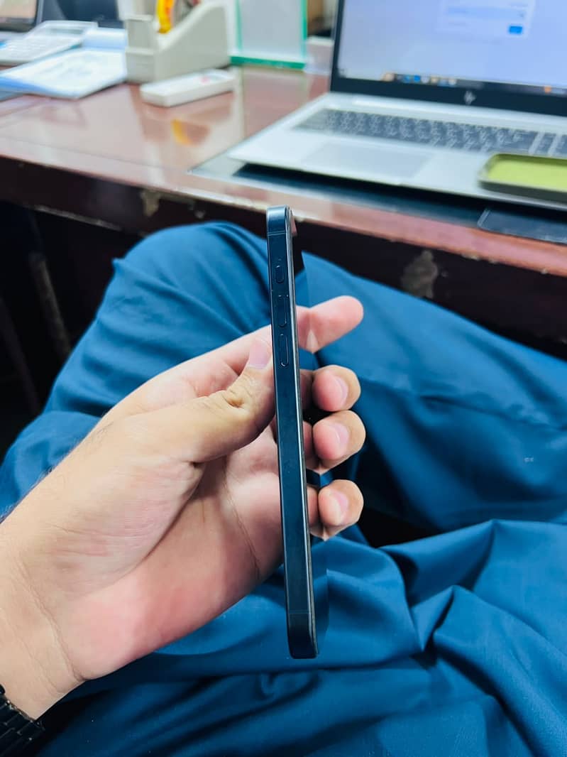 Apple iPhone 15 Pro Max 6