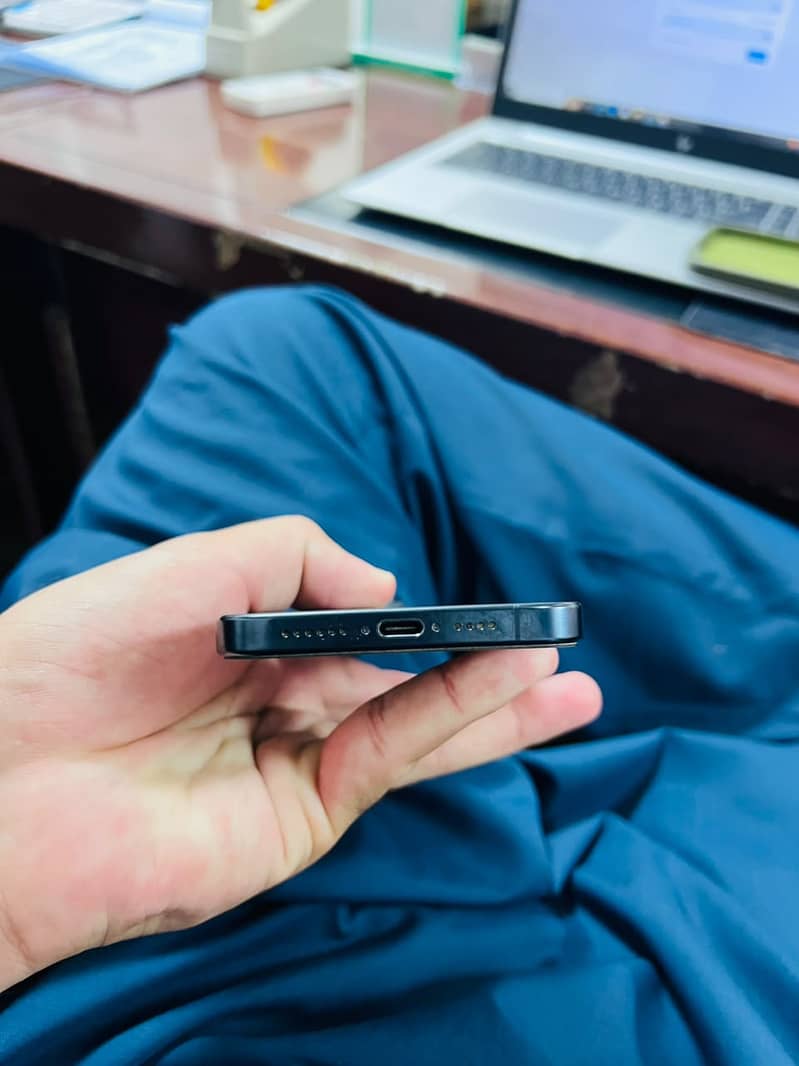 Apple iPhone 15 Pro Max 9