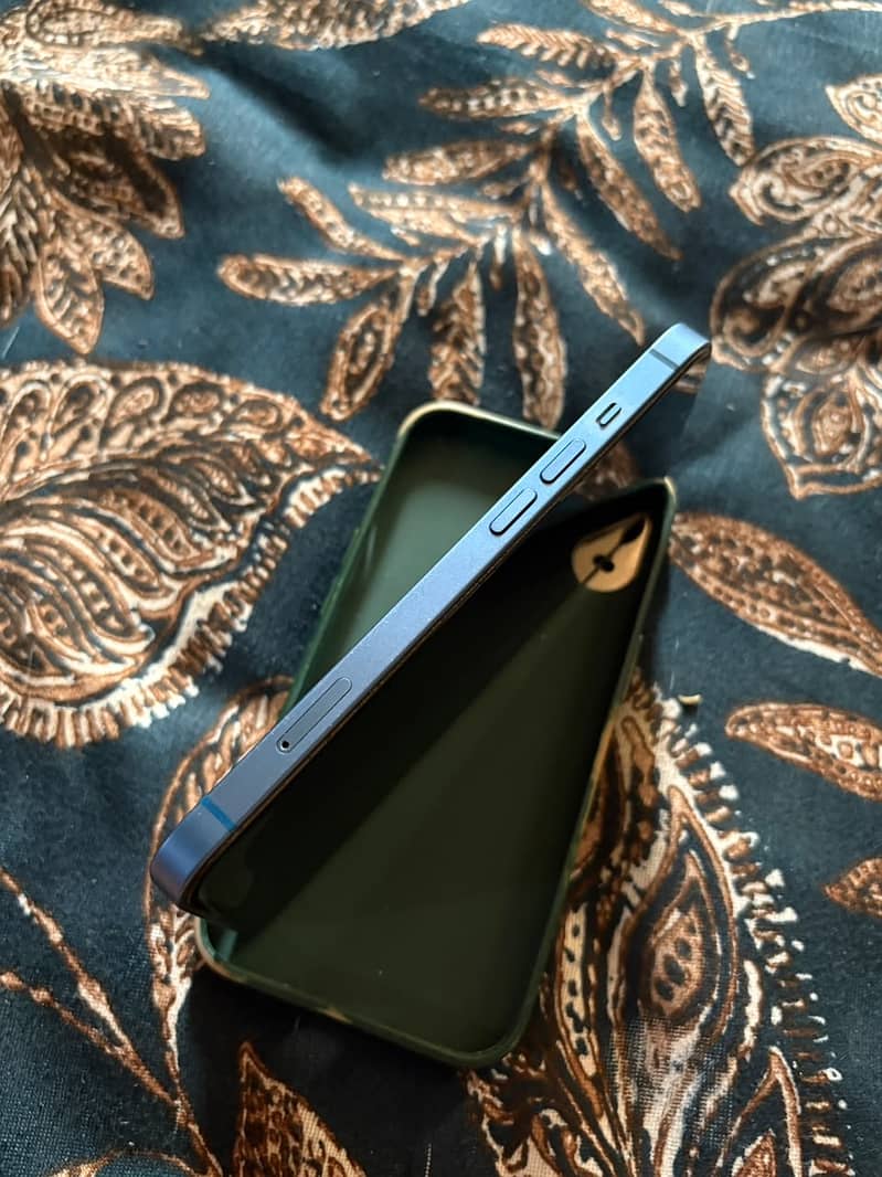 Apple iPhone 13 2
