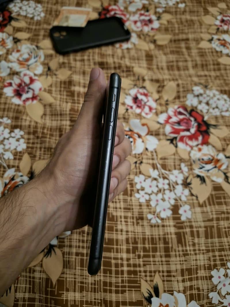 Apple iPhone 11 4