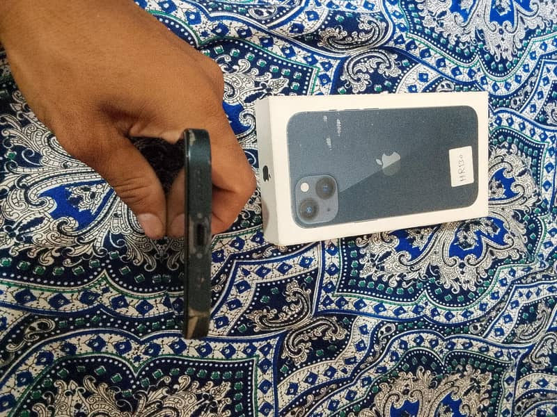 Apple iPhone 13 4