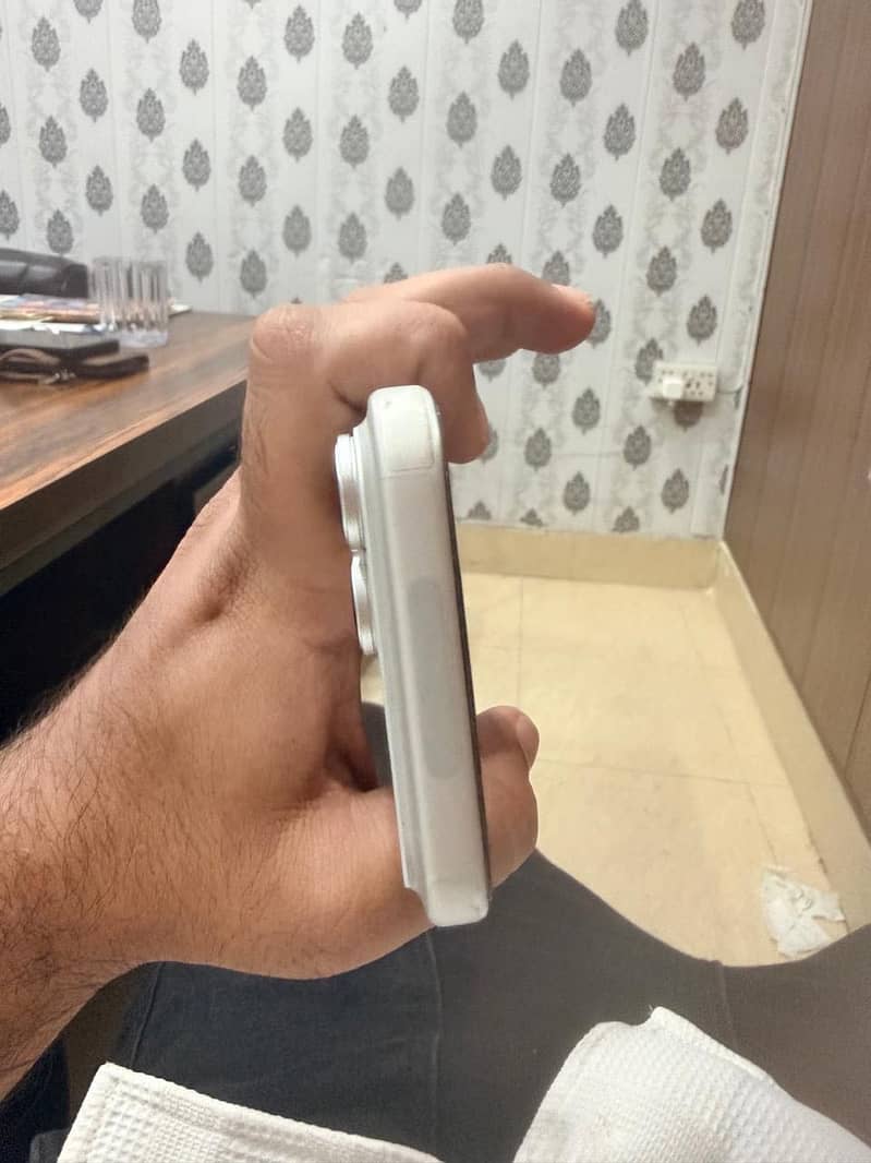 Apple iPhone 17 Pro Max 4