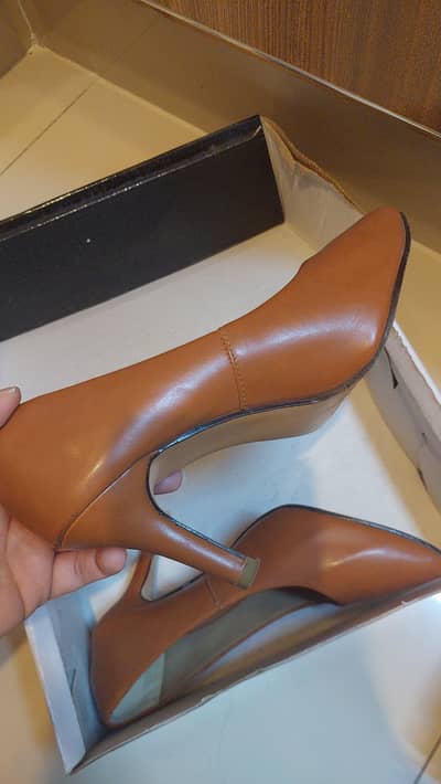 insignia solid color heels size 37. used 1 time.