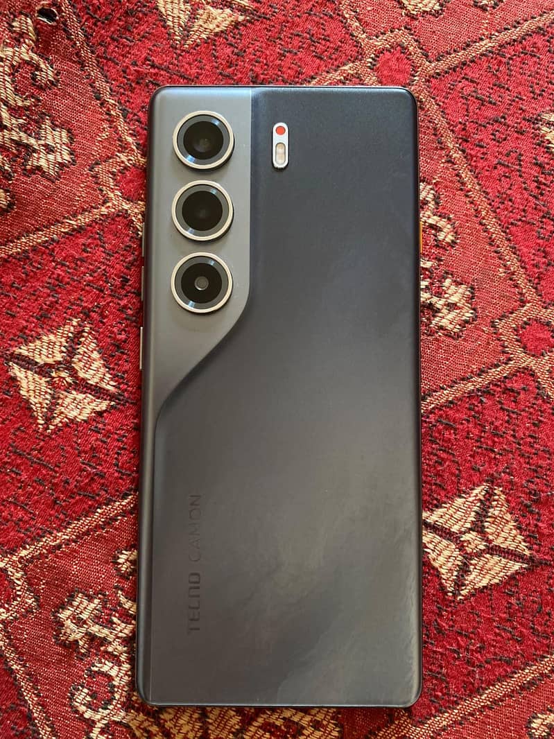 Tecno CAMON 40 Pro 1