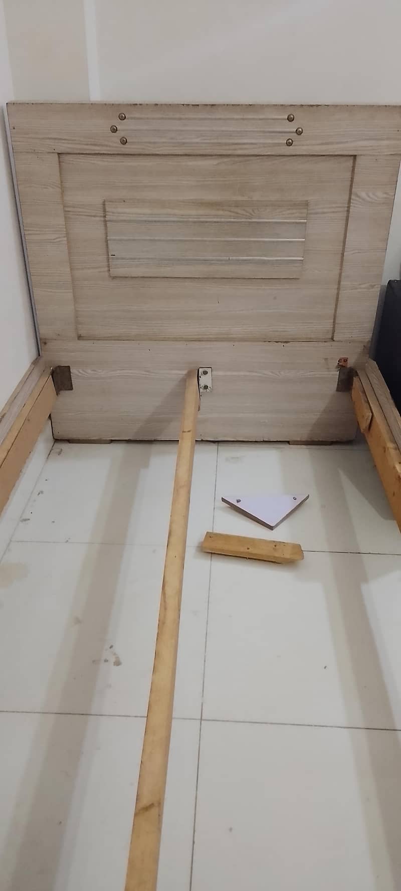 single bed . without metress 7