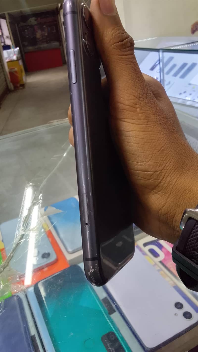 Apple iPhone 11 3