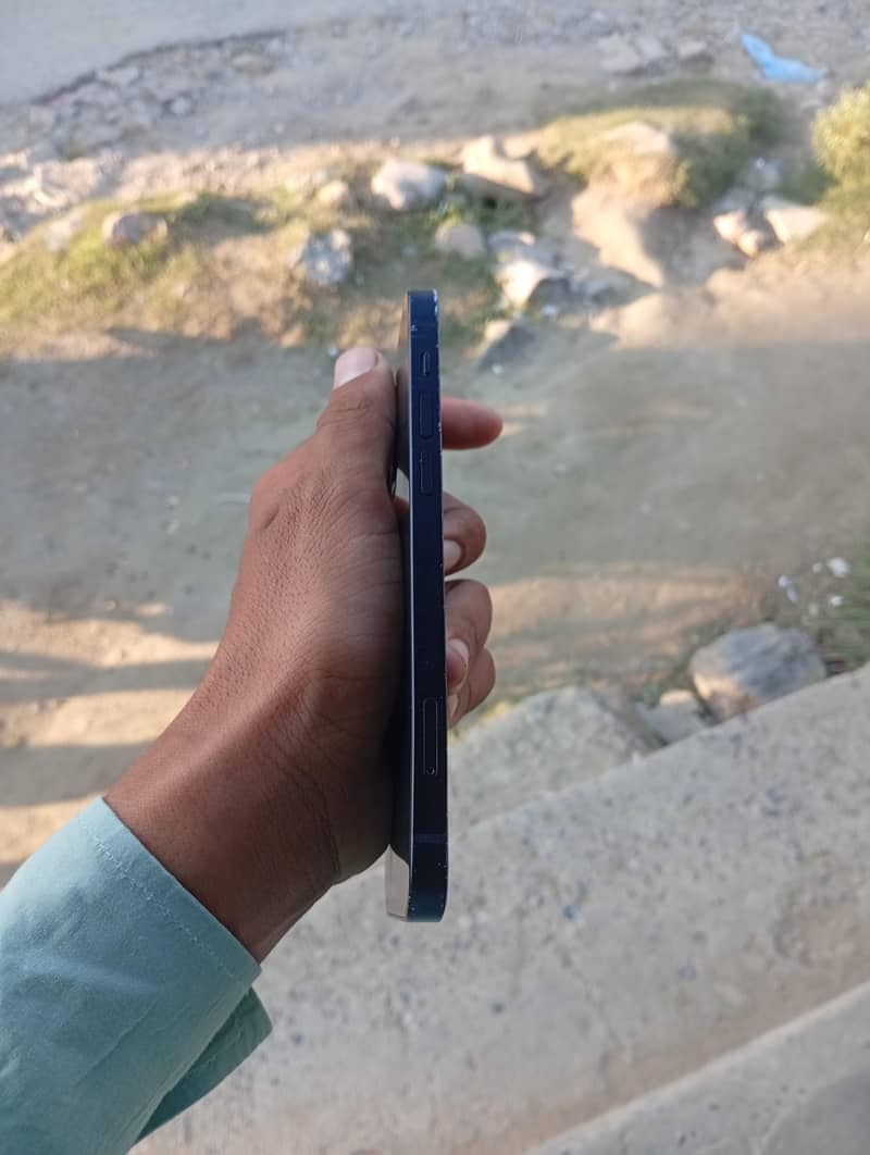 Apple iPhone 12 4