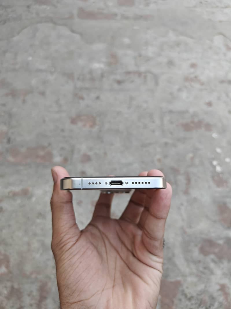 IPhones 15 Pro Max 3