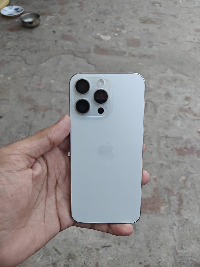 IPhones 15 Pro Max 4