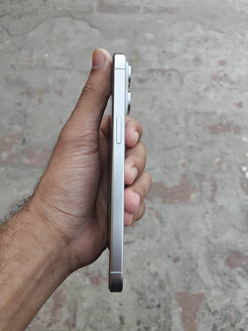 IPhones 15 Pro Max 5