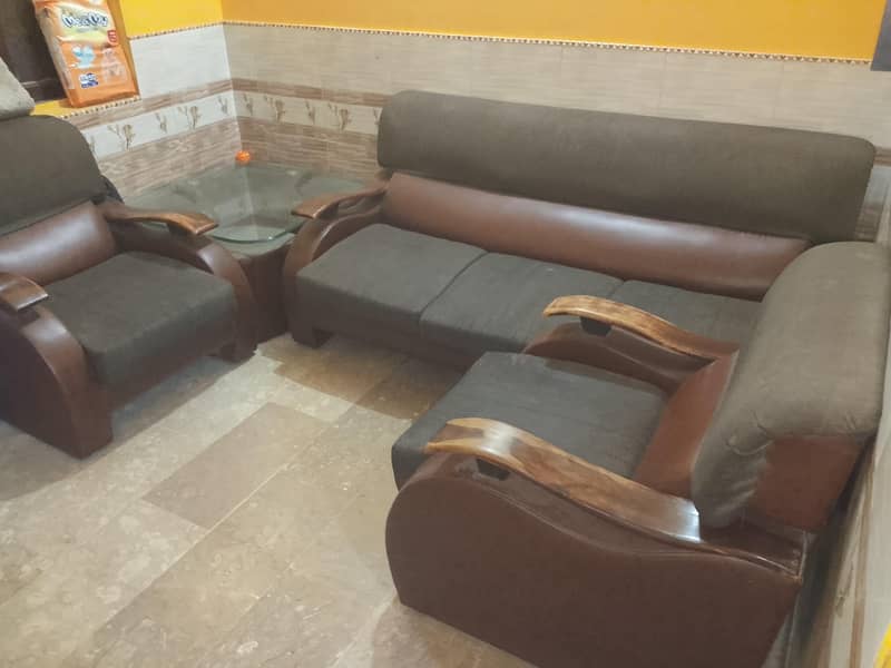 sofa set like new. with table 1