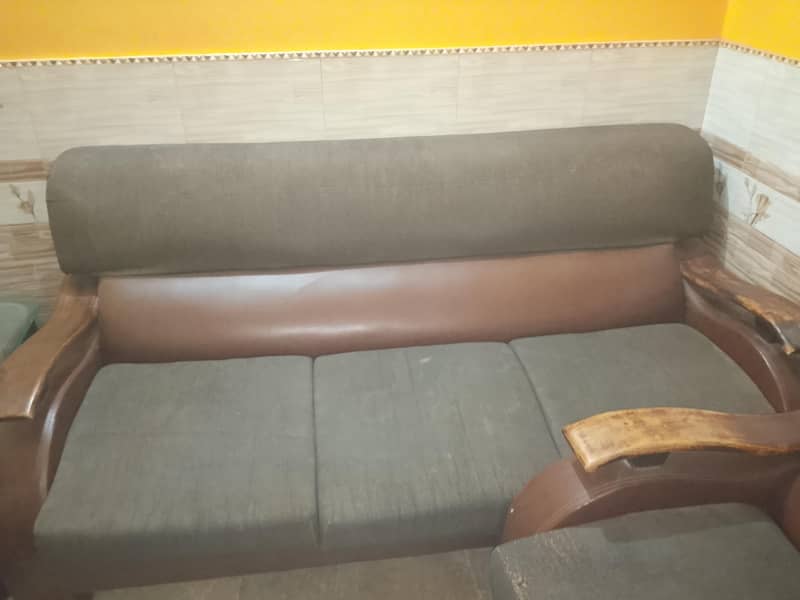 sofa set like new. with table 4