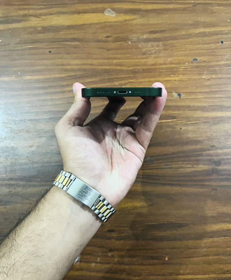 Apple iPhone 13 8