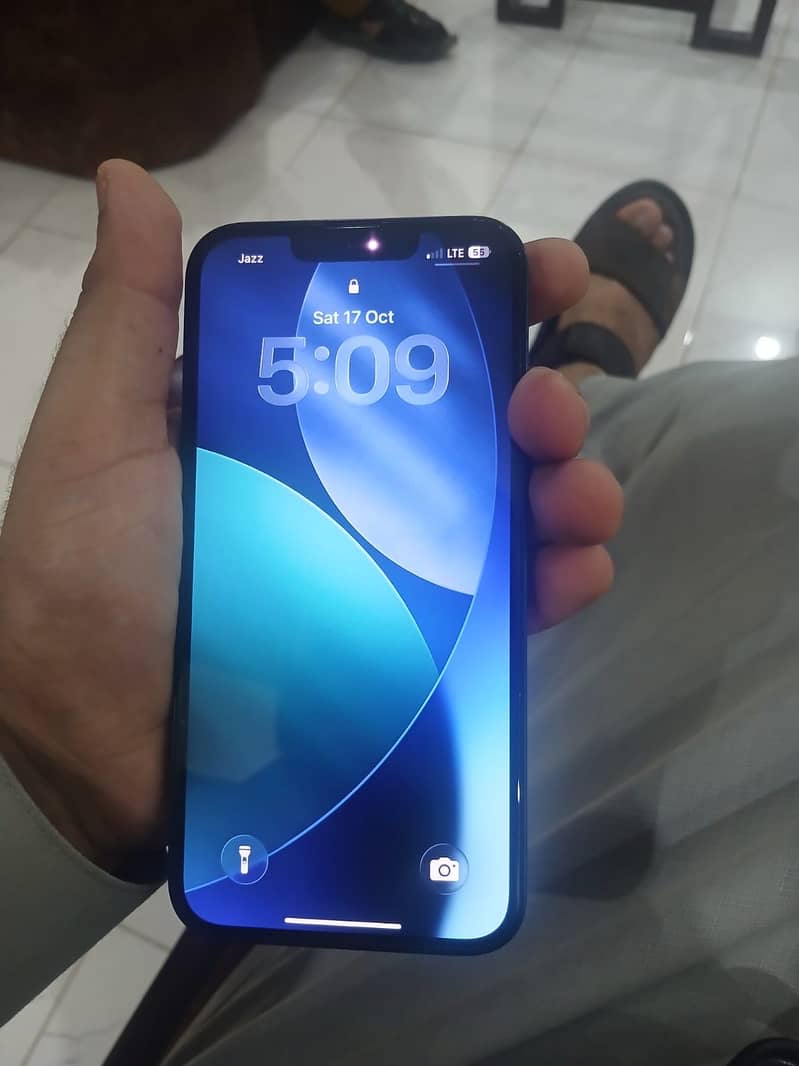 Apple iPhone 13 4