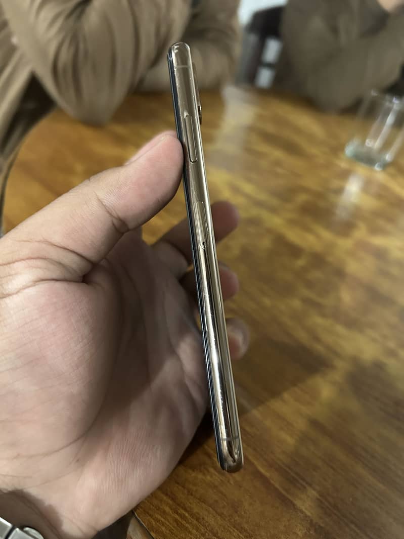 Apple iPhone XS Max 4