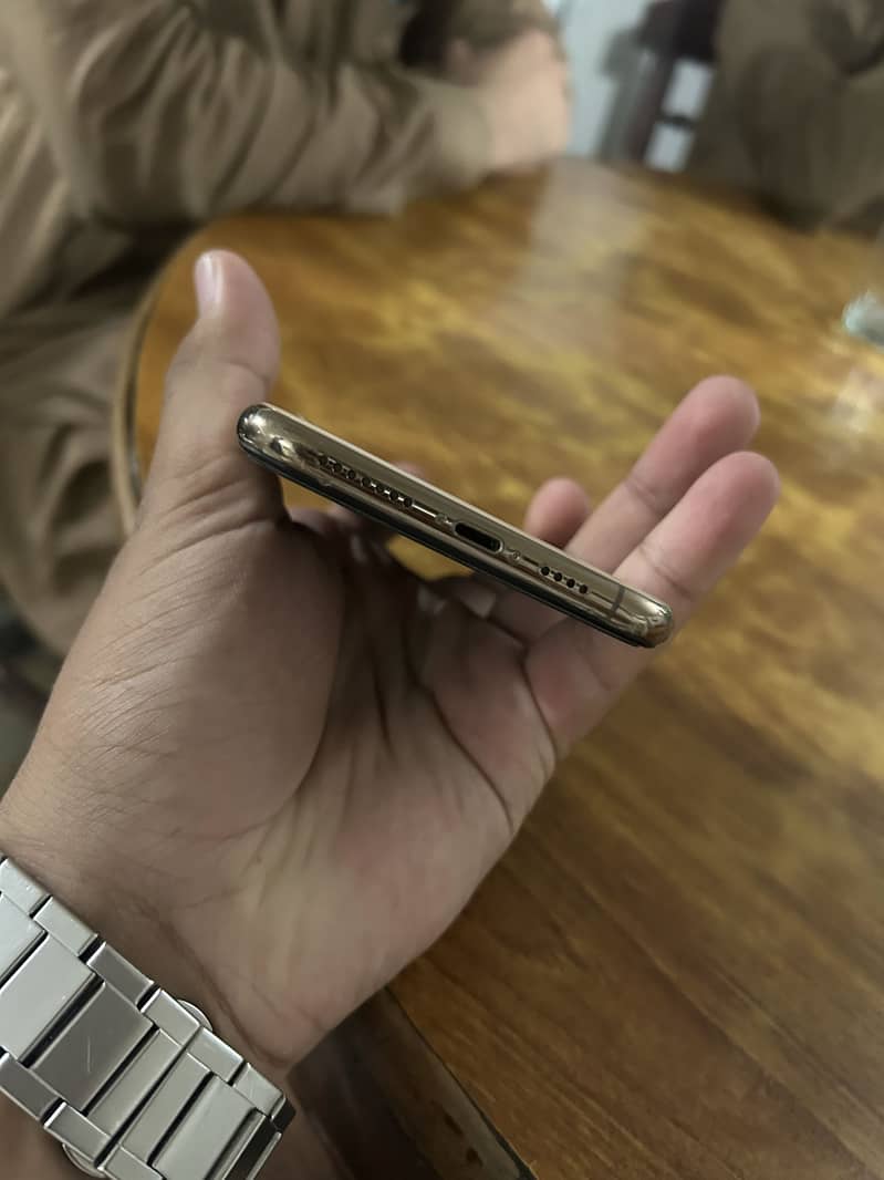 Apple iPhone XS Max 5