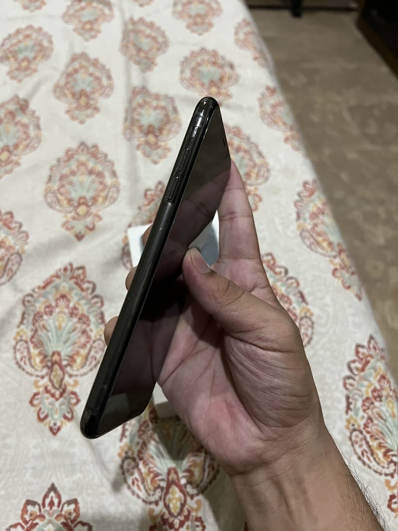 Apple iPhone XS Max 3