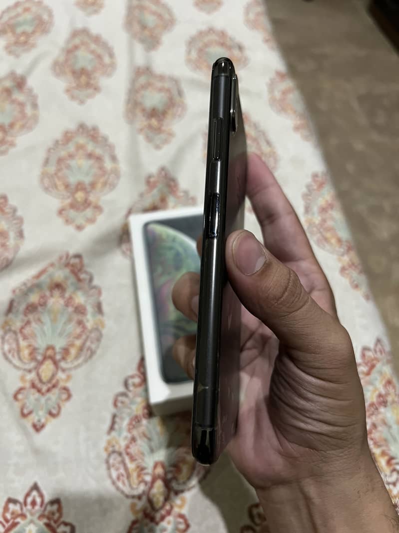 Apple iPhone XS Max 4
