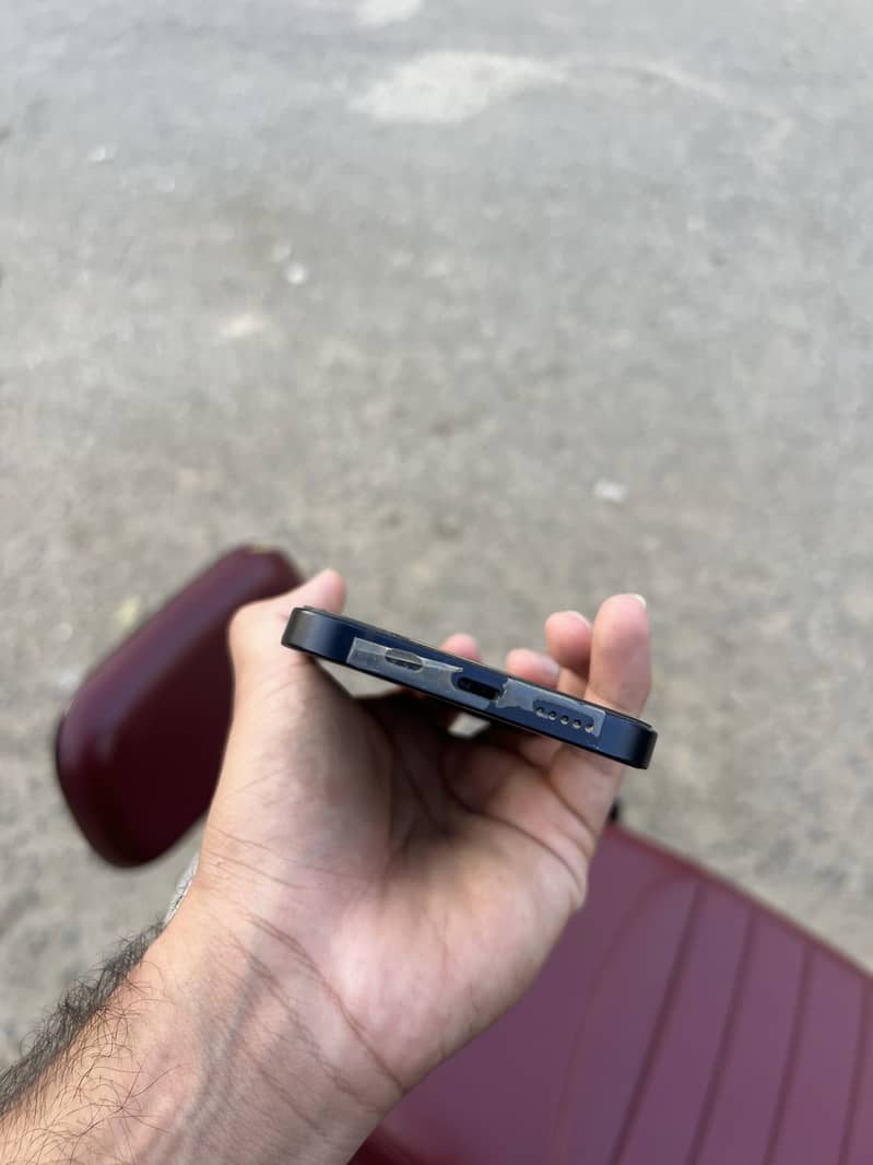 Apple iPhone 12 4