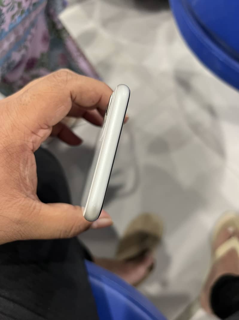 Apple iPhone 11 3