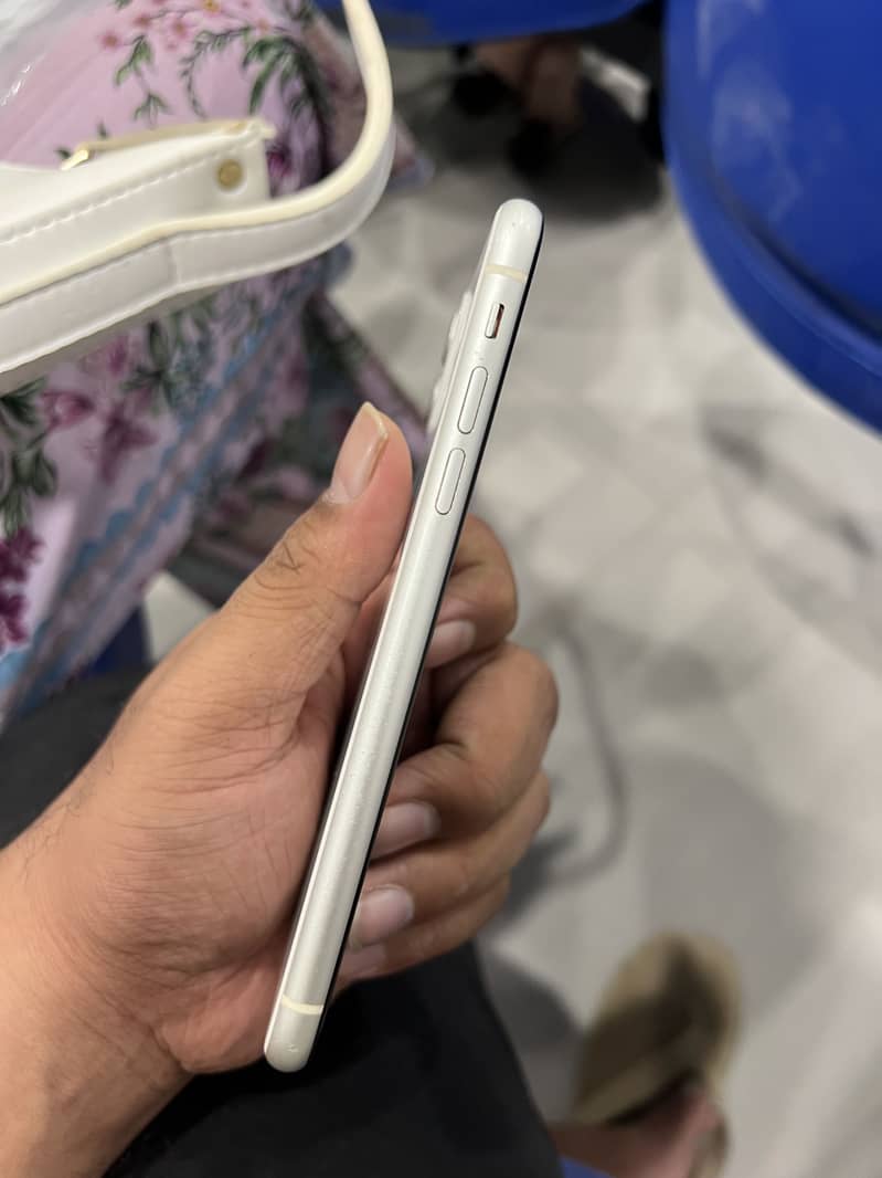 Apple iPhone 11 4