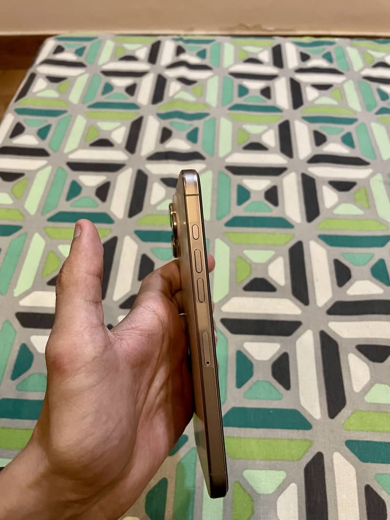 Apple iPhone 16 Pro Max 2