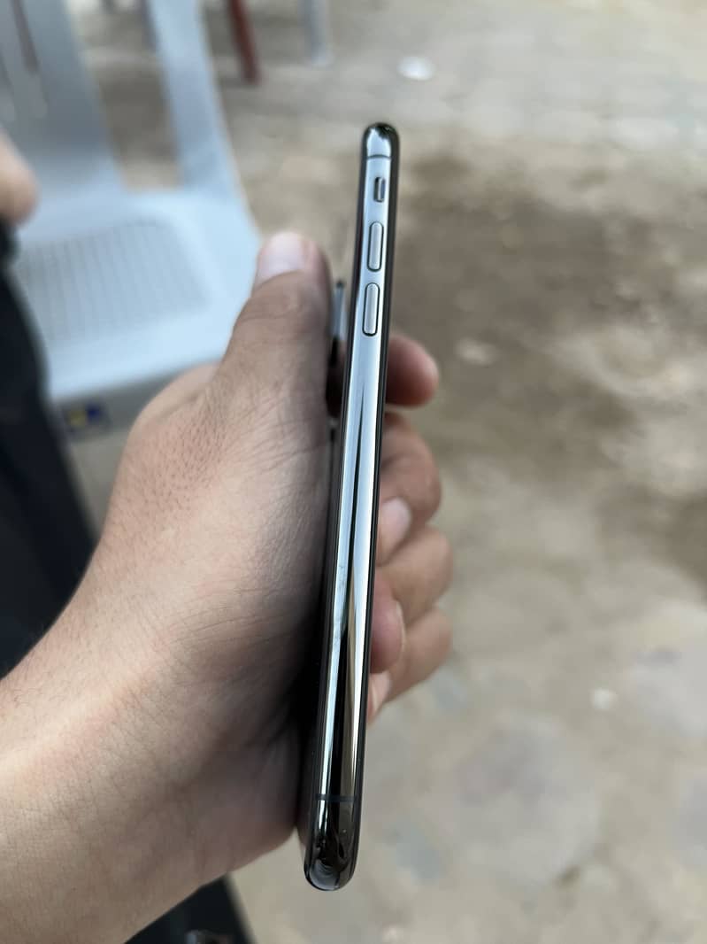 Apple iPhone X 3