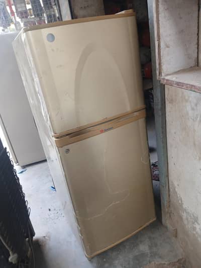 2 frige sale h . . 2no k compressar kharb h munasib rate p d dunga