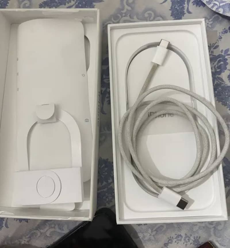 Apple iPhone 16 1