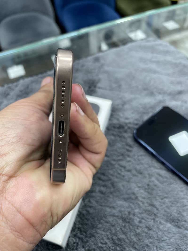 Apple iPhone 16 Pro Max 1