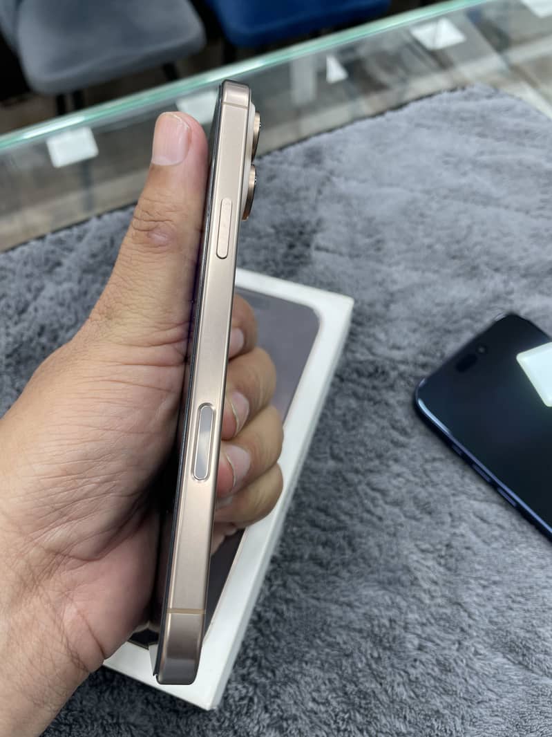 Apple iPhone 16 Pro Max 4