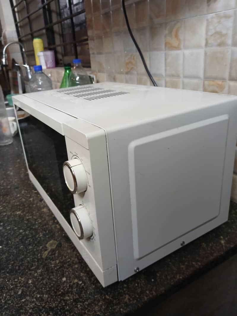 good condition microwave 1
