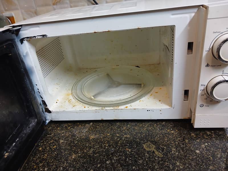 good condition microwave 2