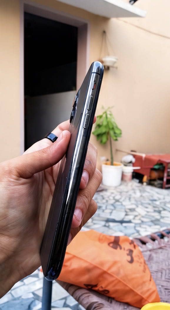 Apple iPhone 11 Pro Max 2