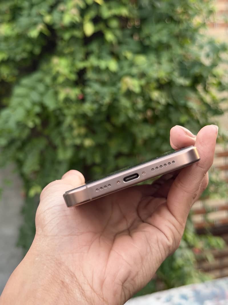 Apple iPhone 16 Pro Max 4