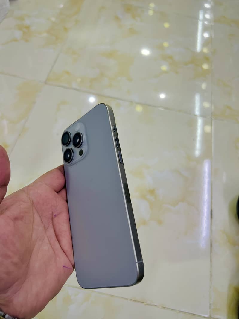 Apple iPhone 15 Pro Max 4